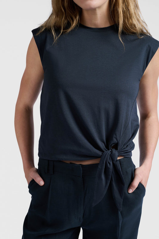 YAYASLEEVELESS Top Knot Detail Washed Black